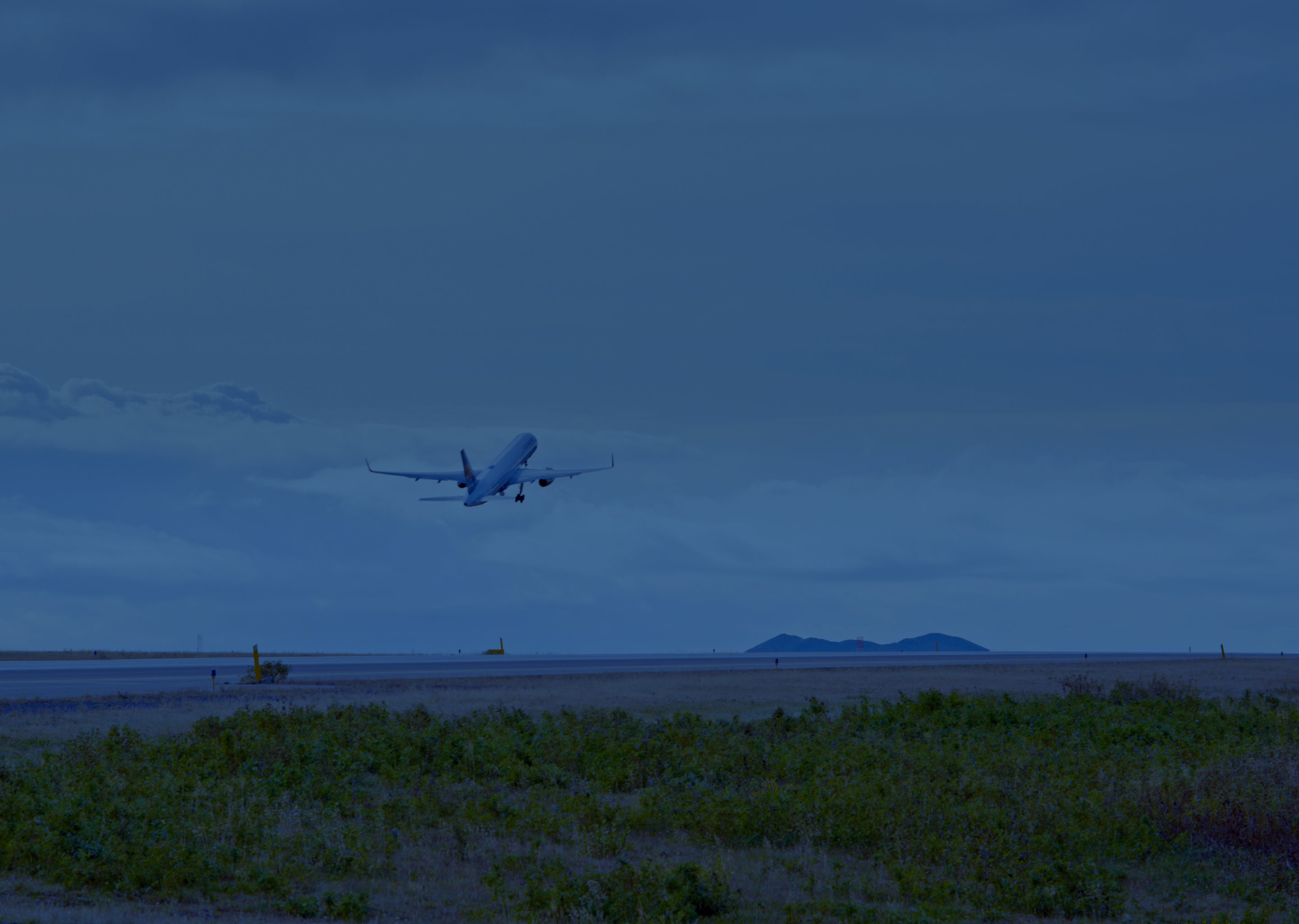 Icelandair_KEF_Airfield_GudjonJonsson_2-blue.jpg